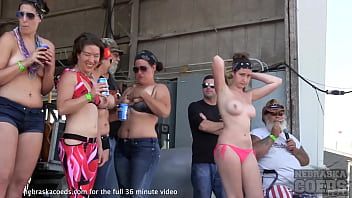 Reproducir Chicas calientes con tetas pequeñas en concurso de t húmedo