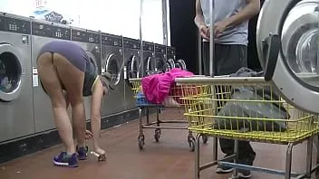 play Helena preço de roupa suja pública upskirt piscando provocação! exibicionista milf vs voyeur universitário na lavanderia! (parte 1)
