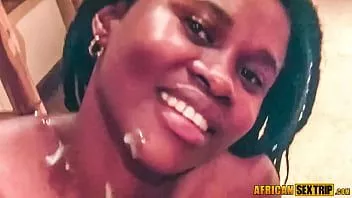 Abspielen Südafrikanische Teenie-Kellnerin aus Ebenholz bekommt schwere Gesichtsbesamung