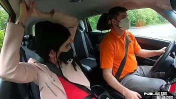 play Perkyboobs babe baisée en plein air dans la voiture par un instructeur de conduite