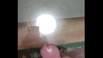 Jouer L'homme barbu donne un coup de pied à sa queue la nuit et ce sera aussi sur la table