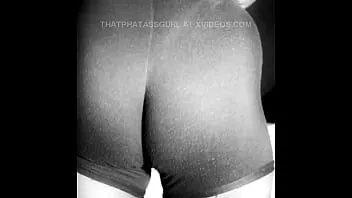 Jouer Thicc fille blanche exhibant son cul rond
