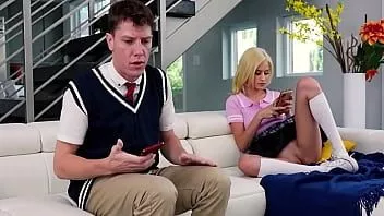 تشغيل كيارا كول تتجول بدون سراويل داخلية تأخذ صورة من كس محلوق وتم القبض عليها