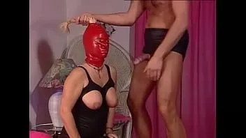 play Bea Dumas è una moglie viziosa con cappuccio in lattice rosso (da 'dicker samen frisch geschluckt') (rimasterizzato)