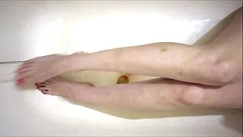 Redare Picioare sexy în baie, vibrator se trage cu păsărică păroasă, cum