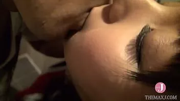 Jouer Le double châtiment avec doigté tout en la laissant se masturber avec un masseur électrique a fait trembler son corps et venir encore et encore !