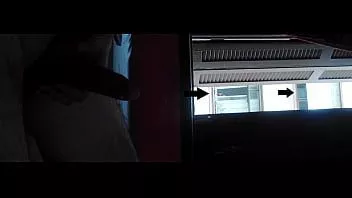 Reproduzir Piscando a masturbação nua para vizinhas curiosas na janela