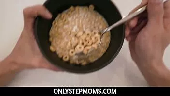 Reproduzir Onlystepmoms - boquete perfeito para o café da manhã pela madrasta molhada com seios grandes emmy recatada