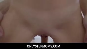 Afspelen Onlystepmoms - brunette latina stiefmoeder zorgt voor de behoeften van stiefzoon - vera king