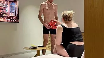play Pena de Crăciun într-o cutie pentru sora mea vitregă