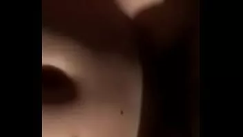 play Pequeña niña graba su primer sextape