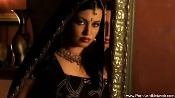 Reproducir Chica morena cachonda de la india jugando con su cuerpo perfecto