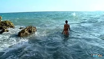 play Turis menemukan pantai nudis dan melakukan seks doggy style saat tidak ada yang melihat