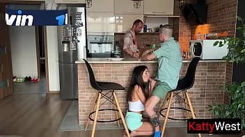 play Karısı, akşam yemeğini pişirirken kocasını burnunun dibinde aldatıyor