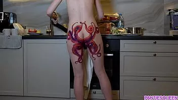 play Ama de casa desnuda con tatuaje de pulpo en el culo cocina la cena en la cocina y te ignora