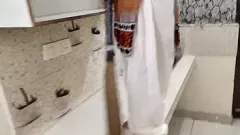 播放 丈夫在厨房里蹂躏妻子：充满激情的印度脏话高清色情片