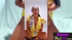 Reproduzir Adolescente asiático Joon Mali fica molhado e selvagem com masturbação de peitos grandes