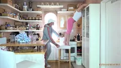 play Coincé sur une bite bien dure : la succion taboue d'une demi-soeur mène au sexe en famille