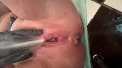 Reproduzir Pierced Clit MILF em luvas de látex adora bunda e mija em sessão solo
