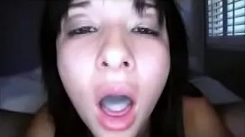 play Linda garota amadora engolir todo o esperma na boca de um grande galo
