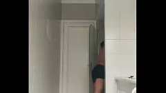 play Fetish del piede amatoriale sexy: rasatura in bagno