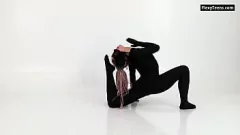 Redare Gimnastul îmbrăcat în latex Lola Kauchuk prezintă flexibilitate și cel mai tare fund în balet nud