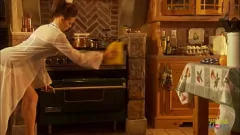 Jouer MILF sensuel cuisine en lingerie et devient intime avec une grosse bite