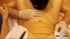 Riproduci L'infermiera cattiva nei guanti di lattice viene dita e leccata all'orgasmo POV