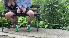 Afspelen Rondborstige milf geeft openbare handjob en slikken cumshot