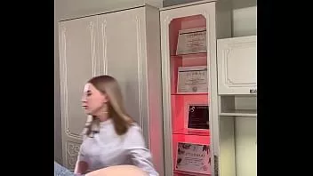 Играть Красавица пришла на депиляцию глубокого бикини, скорее всего готовится к горячему сексу
