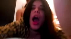 Afspelen Mijn Latina stiefzus verloor een weddenschap en moest me betalen met haar kutje, zodat ik haar creampie op z'n hondjes kon filmen!