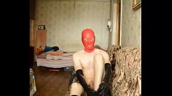 Reproducir Chico desnudo se masturba con calcetines de látex hasta la rodilla y guantes largos